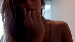 Tini lány maszturbál az anyja irodájában a kamera előtt