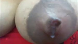 Ebony MILF mit großen Brüsten und Arsch neckt vor der Webcam