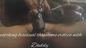 Daddy vergnügt sich mit seinem Sohn in einem bisexuellen Dreier