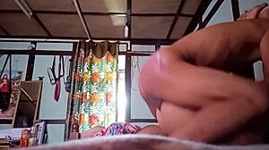 Une bite monstrueuse pénètre dans l'anus serré dans une vidéo amateur