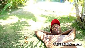 Dominikaaniselta teinipojalta suihinotto nurmikolla 18-vuotiaassa videossa