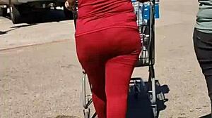 Une caméra cachée capture une grosse nana en leggings rouges