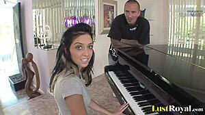 Stephanie Caines kleine tieten stuiteren terwijl ze aan de piano speelt