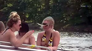 Kislány kényezteti a csónakban HD videóban