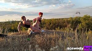 Video HD dari wanita berambut merah amatur yang sedang bersetubuh di hutan