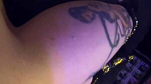 Tetas grandes e ação de squirt em um vídeo de quarentena com uma garota tatuada