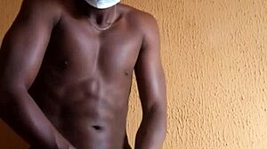 Afrikansk muskuløs mand nyder solo leg med sin store pik