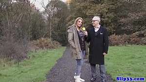유럽 십대 소녀가 늙은 남자에게 구멍을 뚫는 HD 비디오