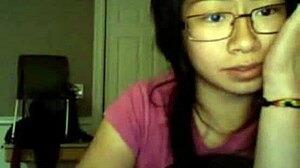 Amatorska azjatycka dziewczyna robi się niegrzeczna na webcam