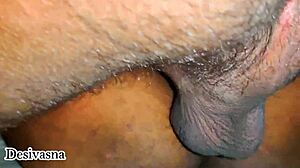 Bhabhi indiană cu pizda mare este futută de un penis negru mare