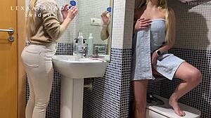 El culo sexy de una adolescente es capturado por la cámara en el baño