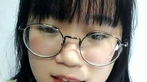 Escolinha coreana sexy em traje cosplay se mostra na webcam