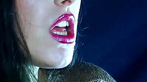 Befriedige deine Verlangen nach Rauchen mit diesem sexy Lippenstift-Video