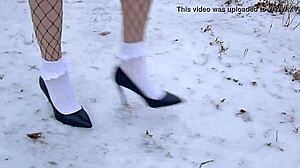 Laakereet ja sukkahousut lisäävät tyylikkyyttä tähän lumiseen kohtaukseen