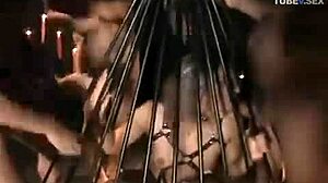 BDSM-orja koulutettu lateksissa ja sidottuna