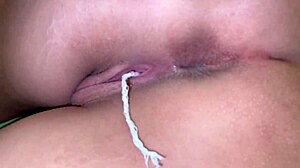 Blízký záběr na dokonalé tělo Iriny a její klitoris, když se masturbuje