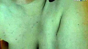 La femme italienne aux gros seins adore jouer avec un plug anal