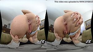 छोटे स्तन और बड़े लिंग के साथ वर्चुअल सेक्स HD वीडियो में