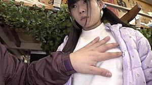 Garota japonesa com tetas pequenas recebe uma punheta do gerente de um supermercado