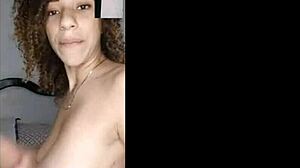 Gros cul et seins naturels: un show webcam avec une cousine cubaine
