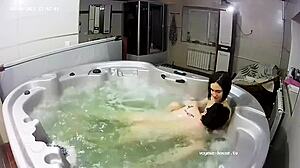 Europeiskt amatörpar njuter av sensuellt bad och fingering