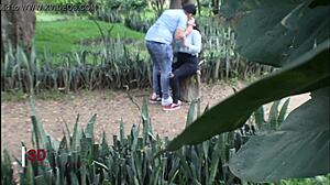 Ο voyeur κατασκοπεύει ένα ζευγάρι στο πάρκο