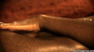 La beauté indienne brune taquine et tente avec son corps nu