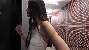 Professeur et étudiant se rapprochent dans une vidéo porno taboue