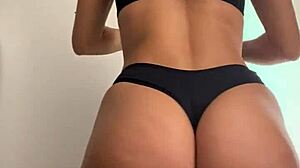 La sensuale moglie latina mostra le sue curve in jeans al centro commerciale