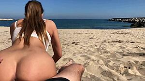 Cuplurile amatoare de pe plajă se distrează și se termină cu o ejaculare explozivă