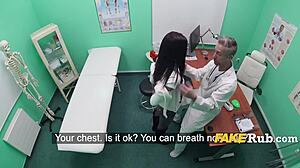 Eine sexy europäische Patientin wird im Krankenhaus von einem Arzt gefickt