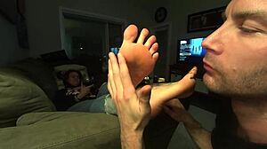 Kaki seksi Gwen adalah fokus dari video pemujaan kaki dan hisapan jari kaki ini