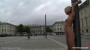 Seks kelompok dengan wanita pirang telanjang di tempat umum