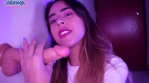 Adolescente latina amateur se masturba y disfruta de una garganta profunda con un juguete grande
