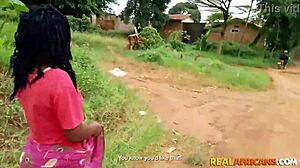 POV video horúcej africké upratovačky s veľkou zadnicou a prirodzenými prsiami