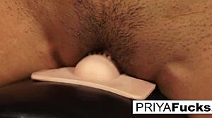 Большегрудая индийская милфа Прия Рай испытывает огромный оргазм на камеру