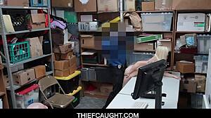 किशोर चोर एक दुकान में घुसते हुए और ग्राहक के साथ सेक्स करते हुए पकड़ा गया