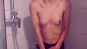Pequeña adolescente se desnuda y tiene múltiples orgasmos en la ducha