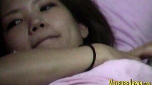 HD-video van een Japanse tiener die zichzelf tot een orgasme vingert