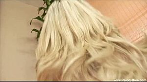 क्लासिक पोर्नस्टार रेट्रो 60 के वीडियो में अपने बड़े स्तन हिलाती है