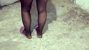 Fata turcă se comportă obraznic cu picioarele ei într-un videoclip făcut acasă