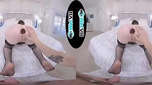 Video hardcore ini menampilkan pacar berambut coklat yang menakjubkan di VR mendapatkan lubang pantatnya dientot