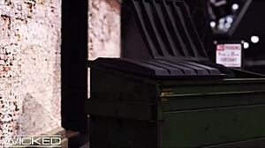 גמבלס ספיידי רוכבת על חזה גדול של דדפול בסגנון מיסיונרי - וידאו HD