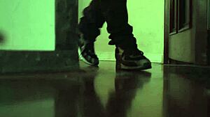 גמבלס ספיידי רוכבת על חזה גדול של דדפול בסגנון מיסיונרי - וידאו HD