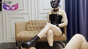 Femdom Asia duduk di atas muka dan menghisap biji dalam video BDSM