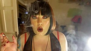 Baculičká a kouřící: Fetisistické video s Tinou Smua