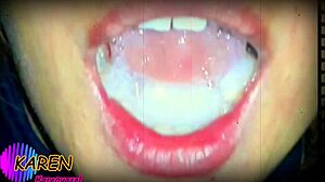 Κοντινό πλάνο του στόματος της Karen καθώς καταπίνει σπέρμα