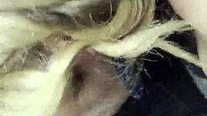 Amatérská blondýnka si nechává naplnit ústa spermou
