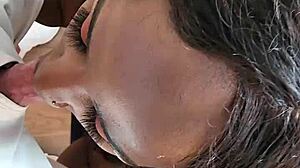 Suha temnopolta najstnica izvaja globok grloni oralni seks na tiču Chada Bangwellsa