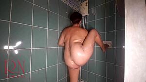Se en nydelig latina bli slem i en offentlig dusj i denne del 1-videoen
